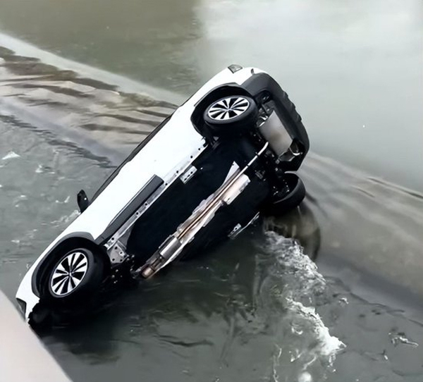 呼和浩特一油车坠河,车内两人惊险逃生,这些交通安全知识需牢记