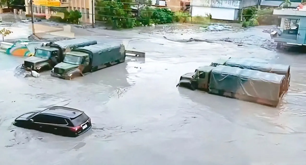 台湾花莲县遭遇暴雨洪水侵袭，灾情严重