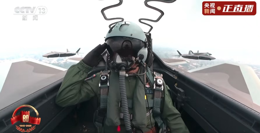 九三阅兵震撼开启，歼-16D、歼-20、歼-35A等战机惊艳登场，燃爆全场！