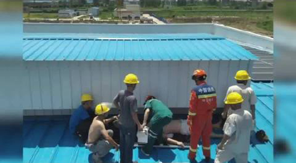 烈日下生命接力：工人屋顶中暑晕倒，民警和消防携手极速救援