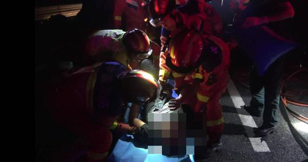 生死营救！青银高速深夜三车连撞，邹平消防破拆救出两名被困司机